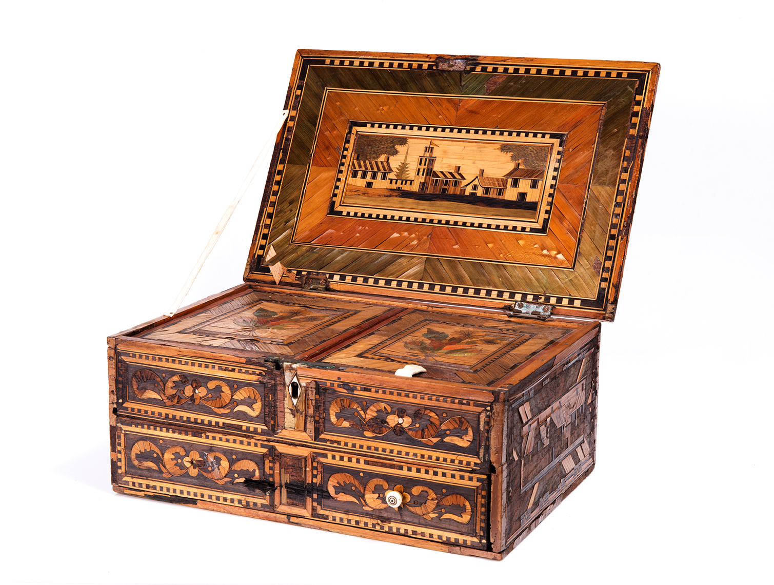 Box with straw-work decoration made by a prisoner