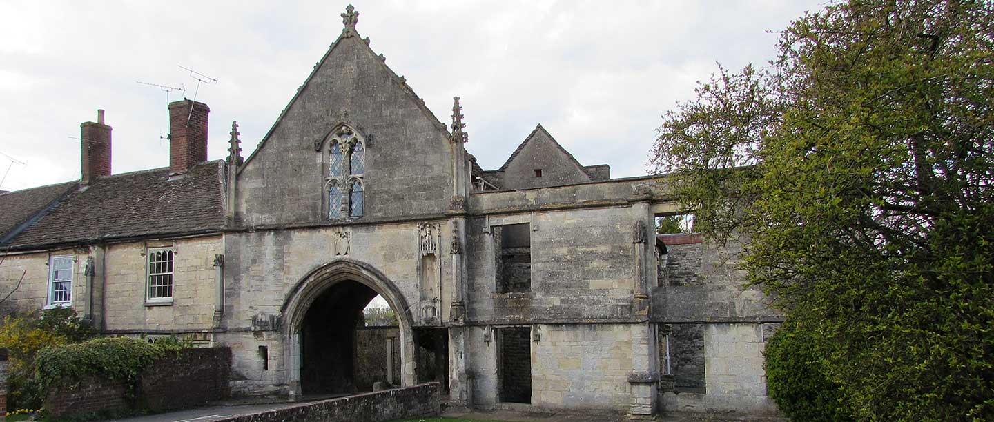 Kingswood Abbey Gatehouse (© Michael Day via Flickr)